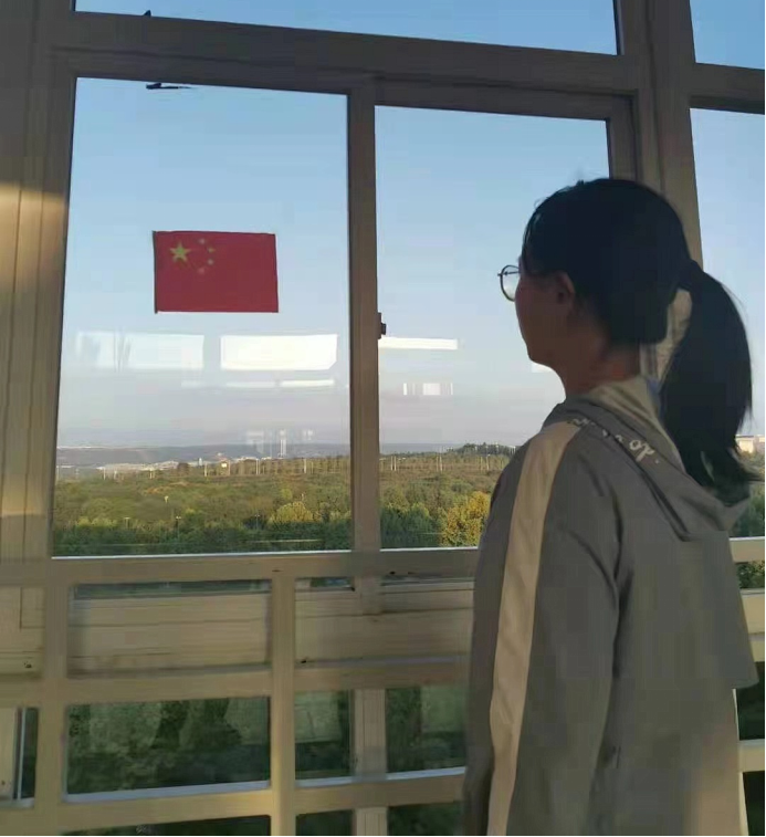 迎国庆颂党恩会金学子共同向国旗敬礼