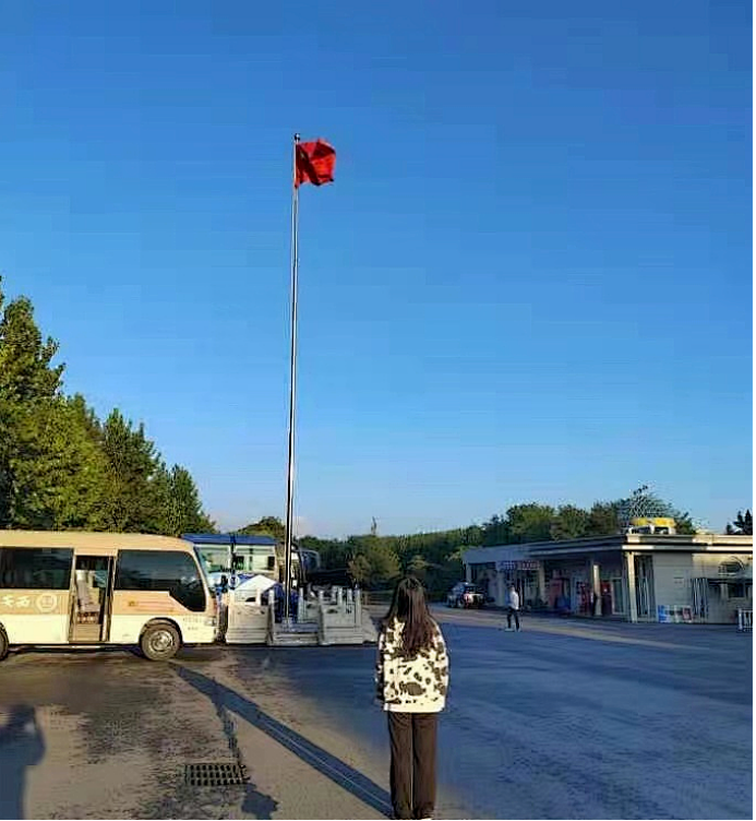 迎国庆颂党恩会金学子共同向国旗敬礼