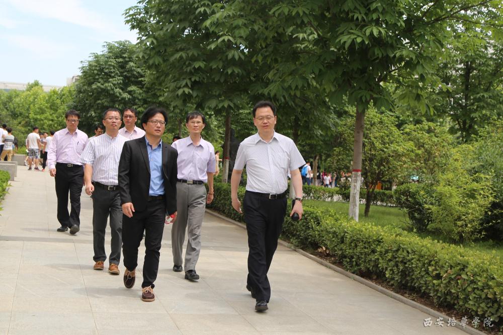 在姜波理事长的带领下,来宾一行参观西安培华学院校园