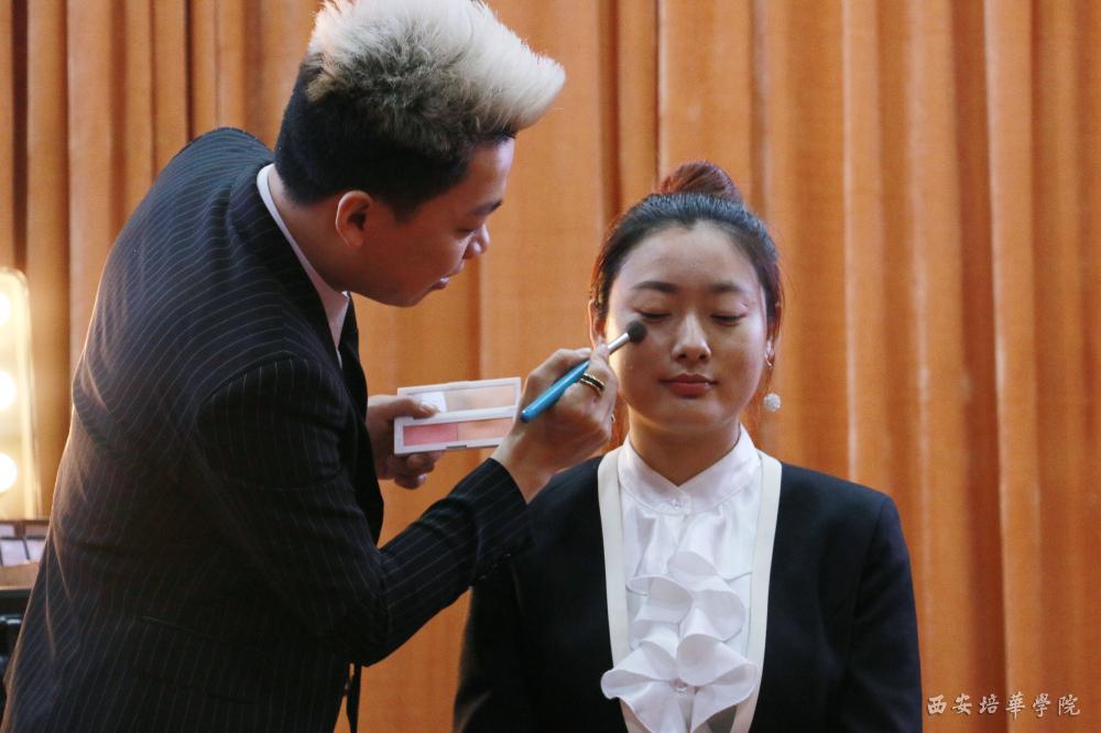 程冰老师现场给大家展示妆容技巧