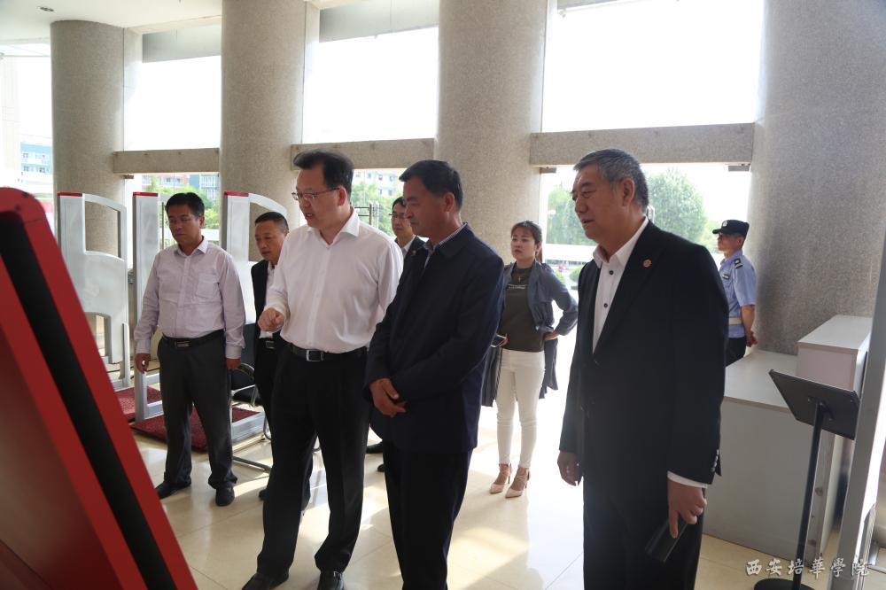 大西安文化体育功能区管委会主任郝兴力一行来校考察调研