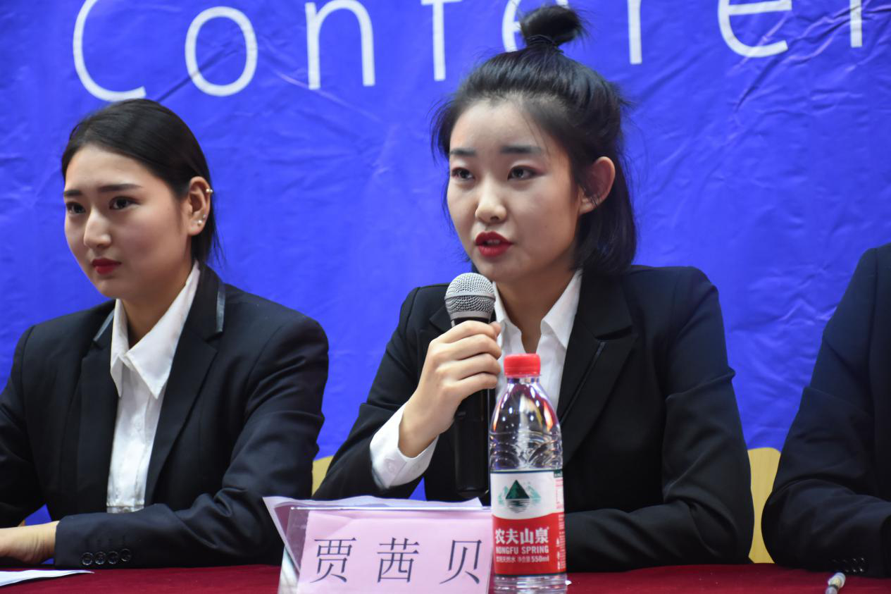 献礼十九大 欢庆记者节 新闻学专业召开模拟新闻发布会