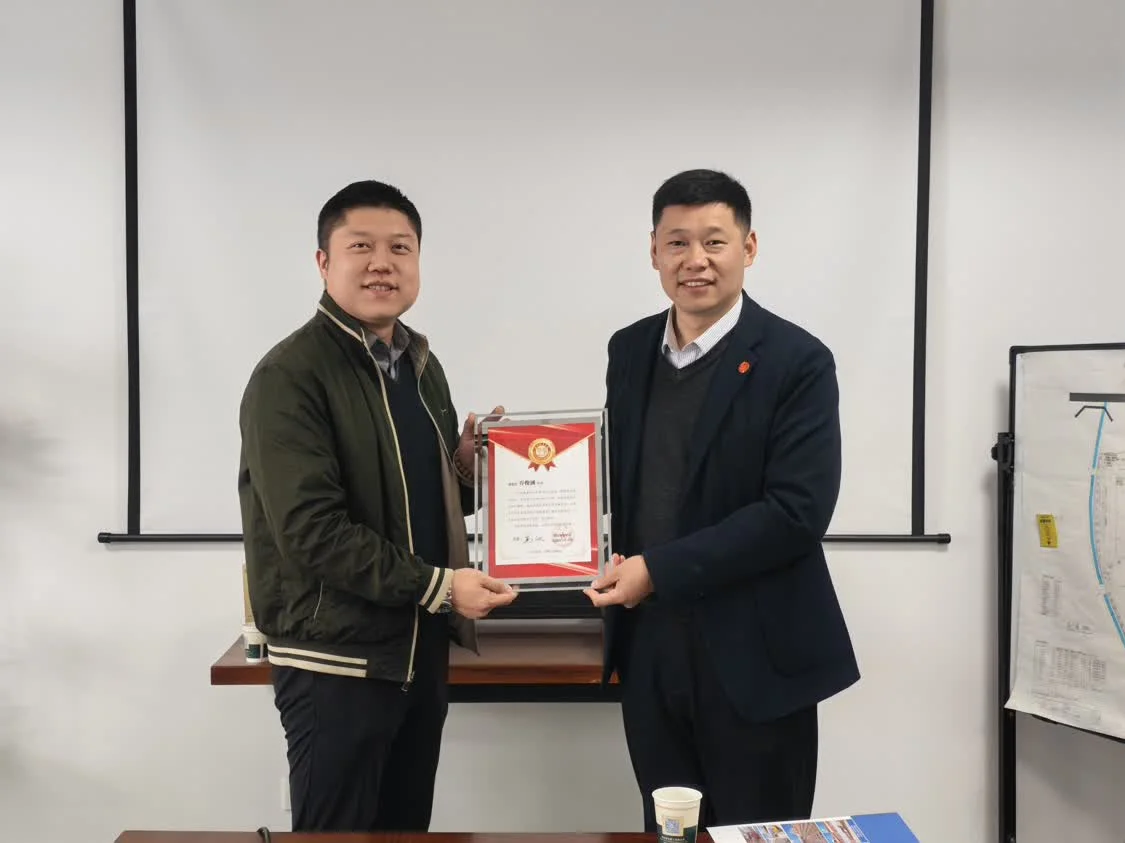 蔡亮副书记代表理事长姜波为校友颁发慰问信