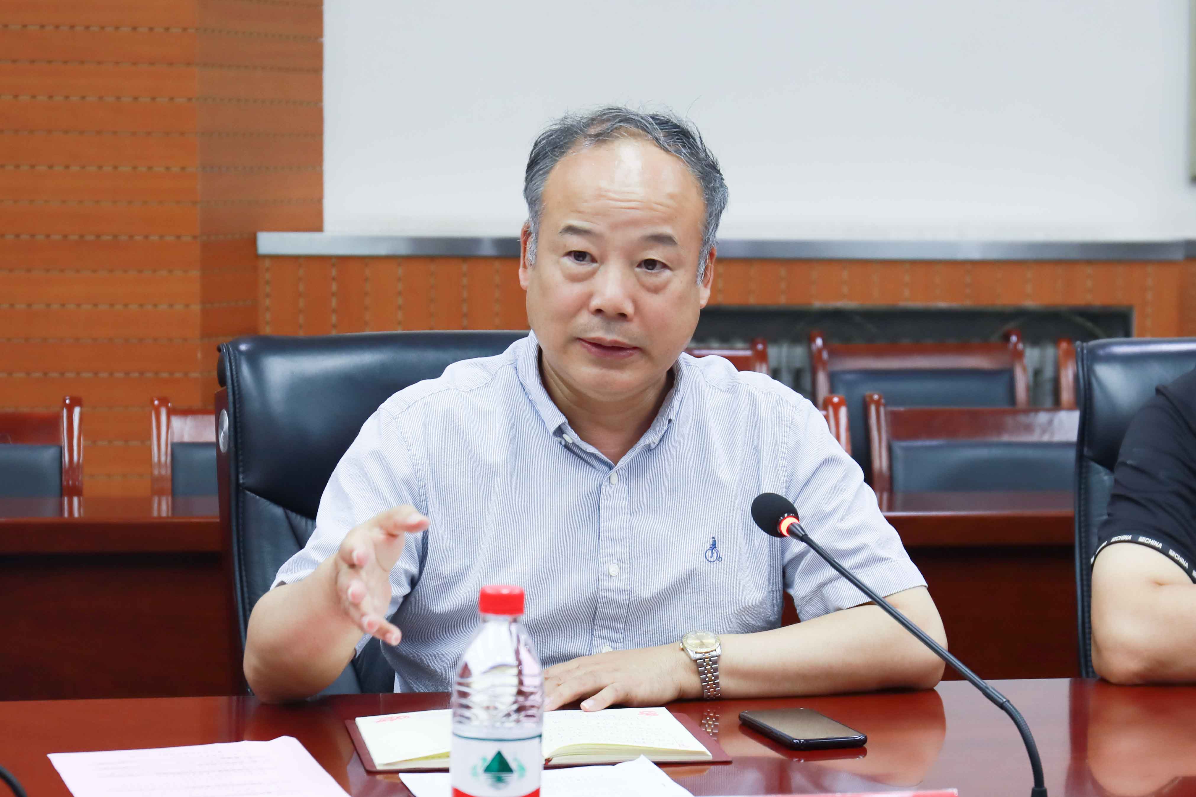 党委书记罗新远代表学校党委作表态发言.