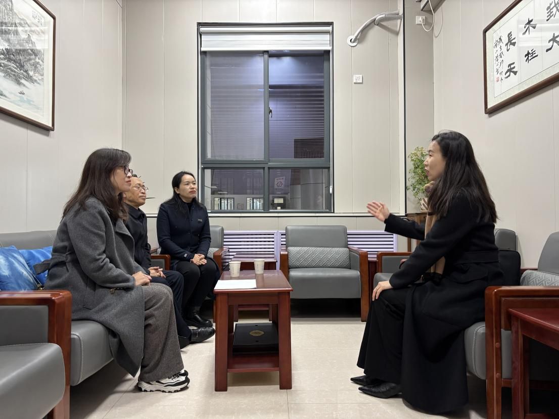 中文系教师与鄠邑区教育局李丹主任进行会谈