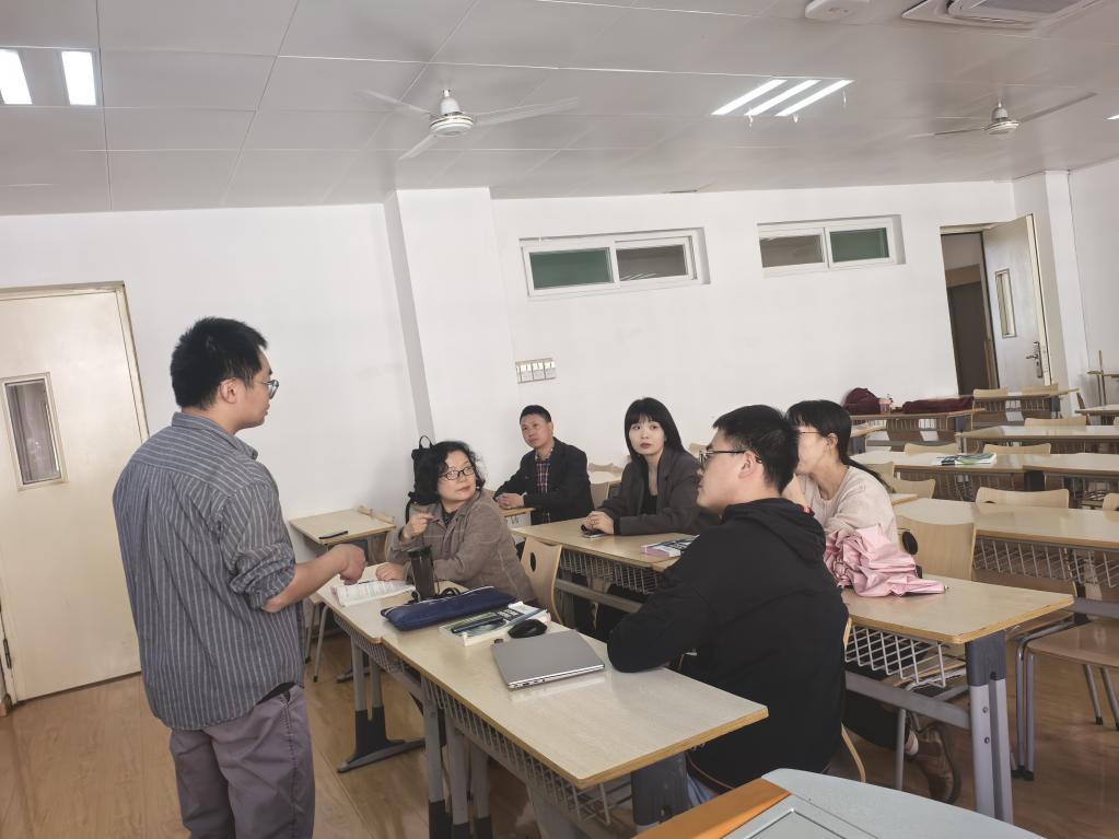 课程组老师讨论教材内容