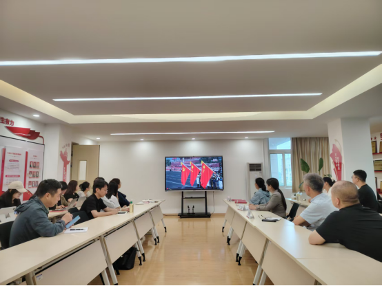 我校马克思主义学院组织思政教师观看抗战胜利80周年阅兵式直播