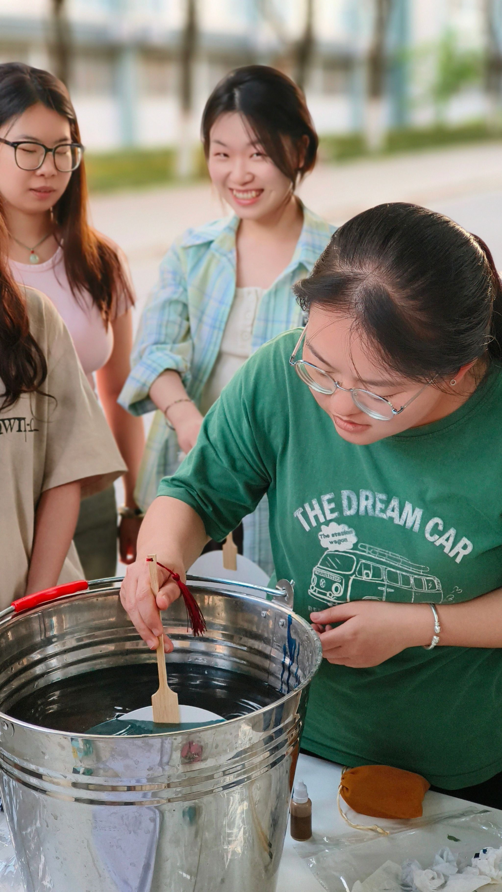 大学生手工社团"玩转"非遗,漂漆扇体验嗨翻学生社区!