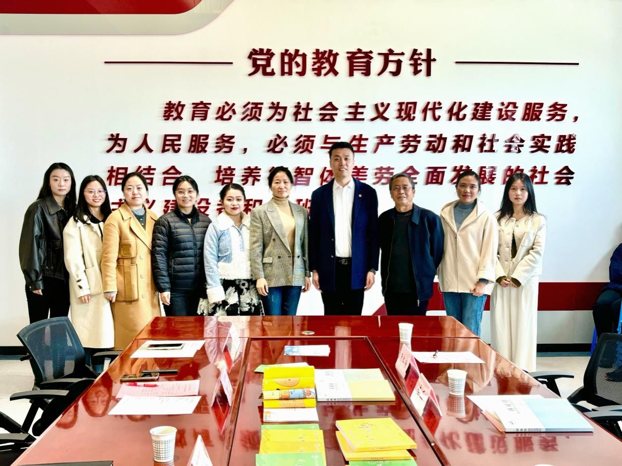3 学院领导、师生代表与浐灞区第四小学党燕宾校长、教师合影留念