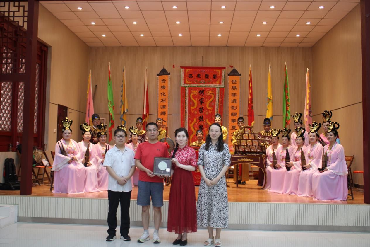 培华学院中文系向何家营鼓乐研习社赠送纪念品