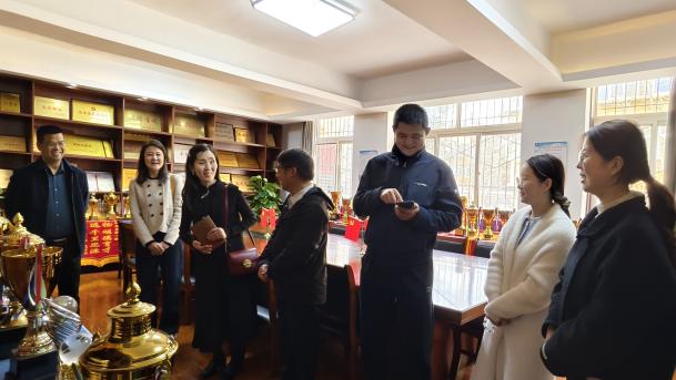 与毕业于我校的阿房路一校教师交谈