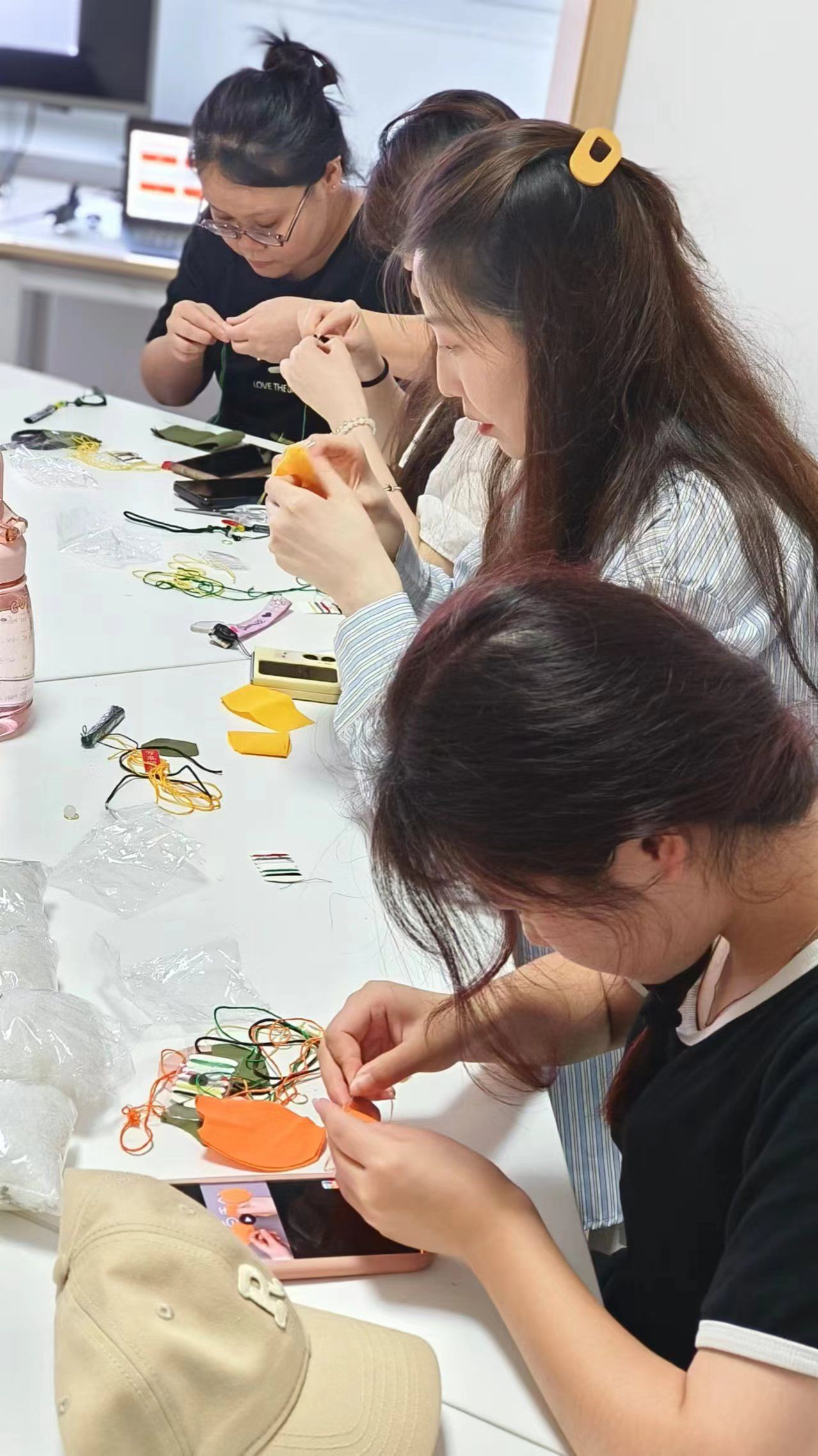 |巧手阁手工社团端午热潮,非遗香囊制作体验燃爆格物学生