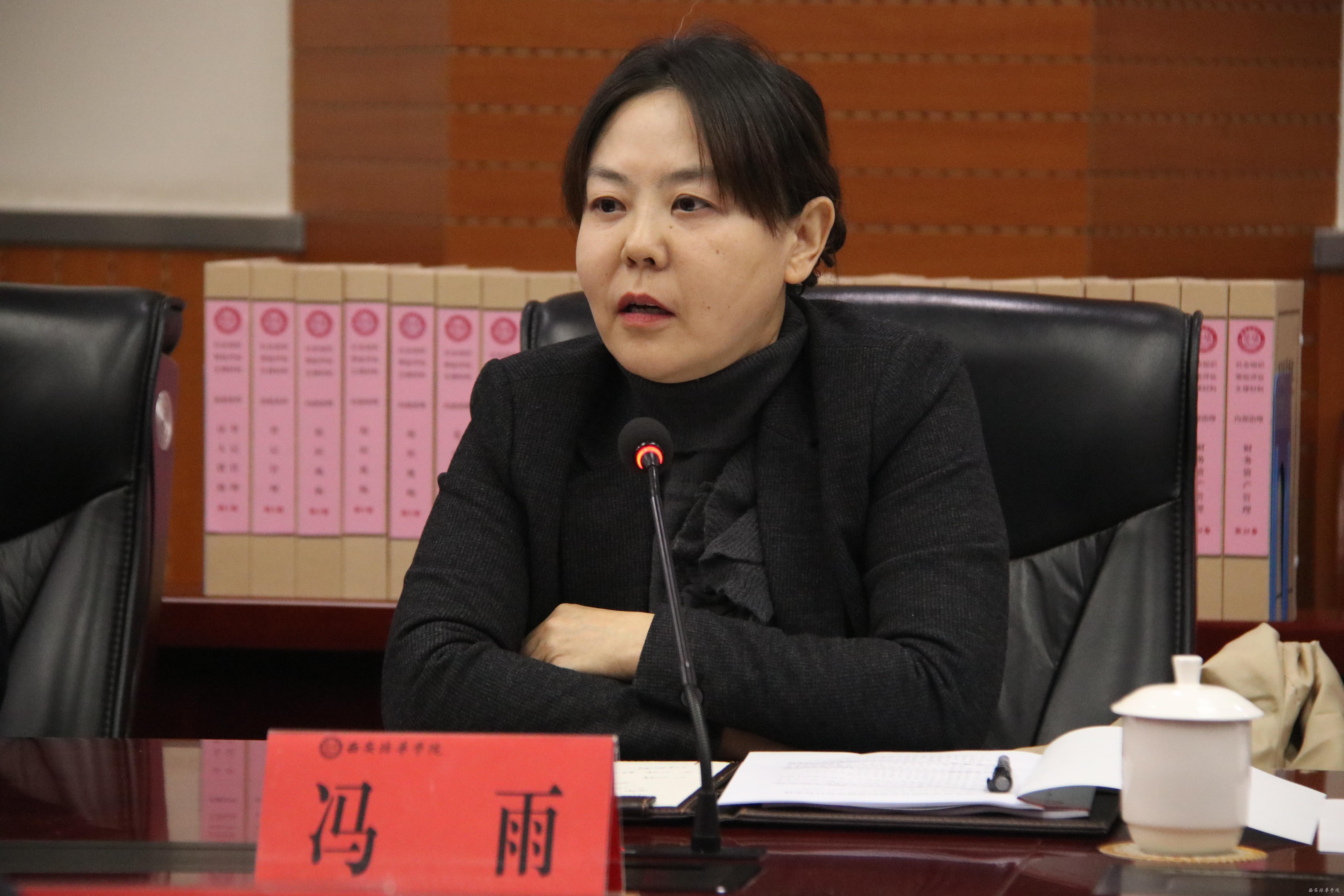 在汇报会上,理事长姜波对评估专家组表示热烈欢迎,并简要介绍了学校