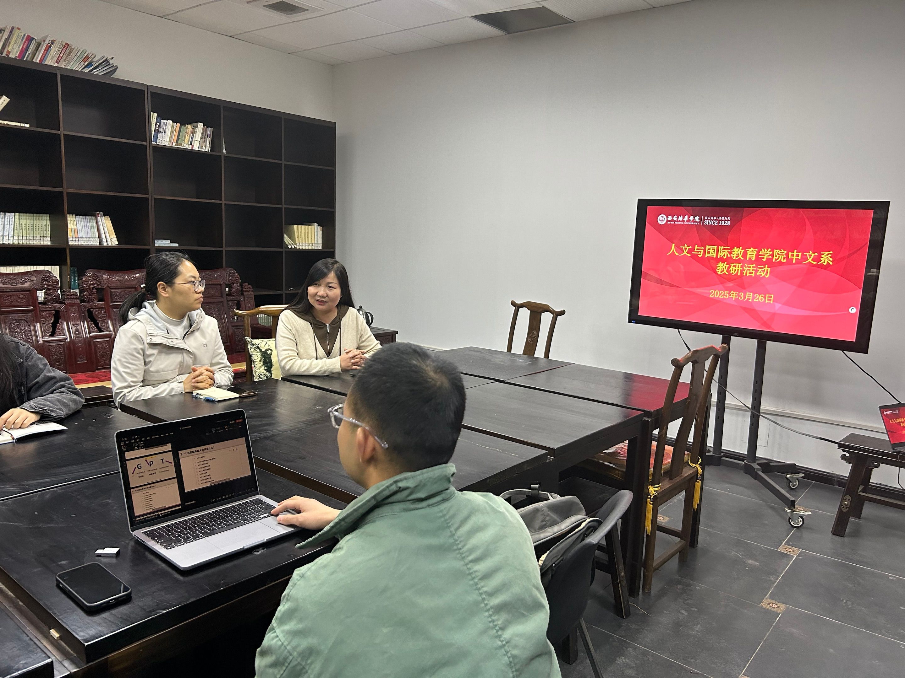 崔雅男副教授主持会议