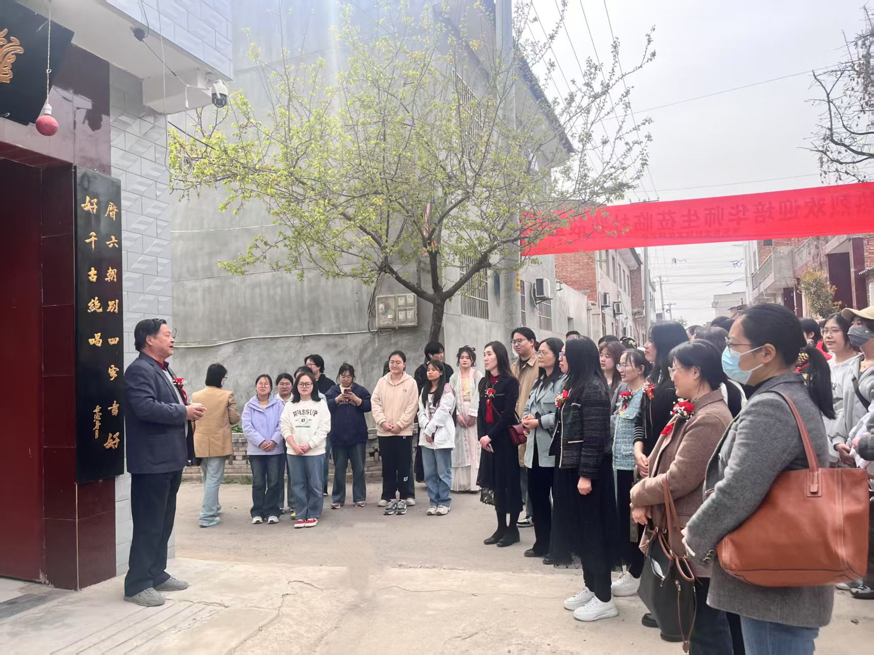 长安唐诗之旅组委会主任王渊平为师生讲解杜牧生平