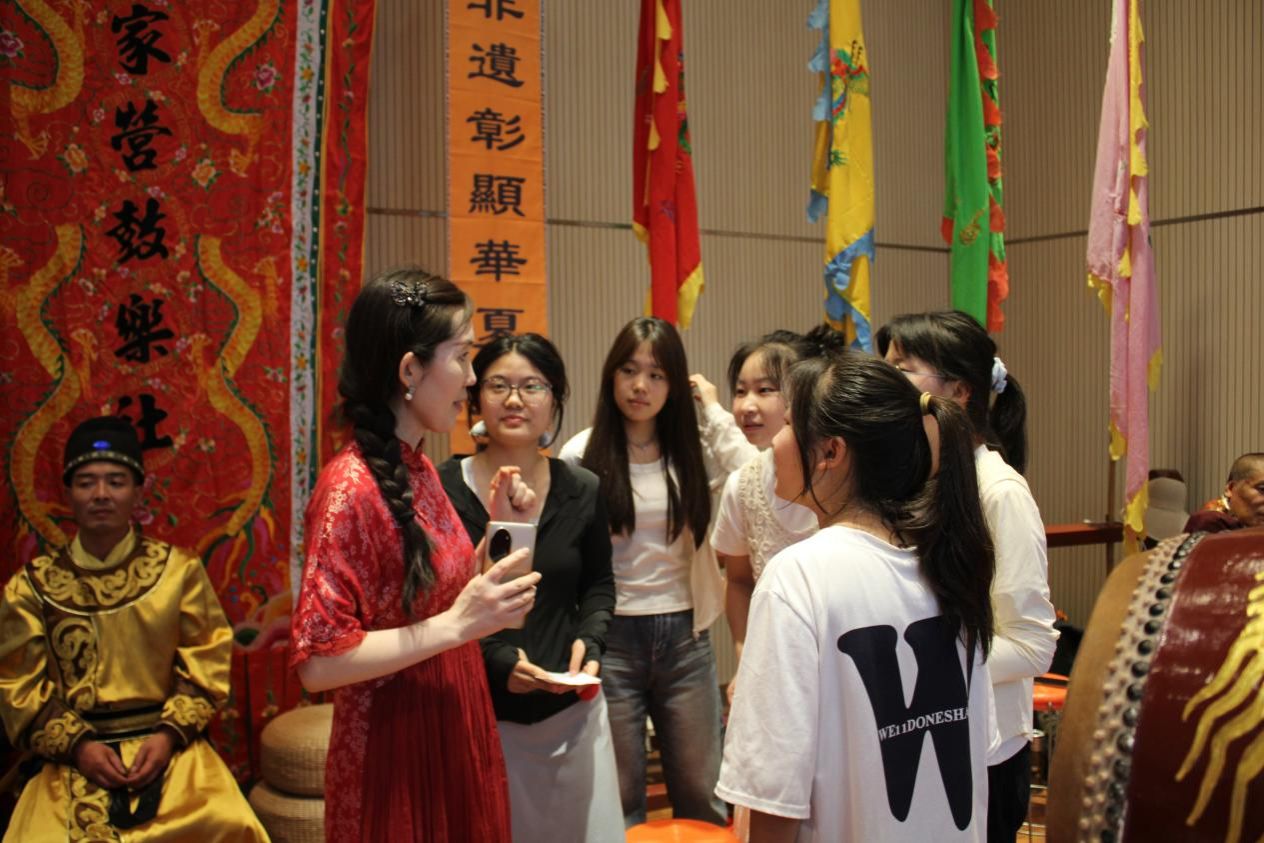 张萍老师指导学生学习鼓乐文化