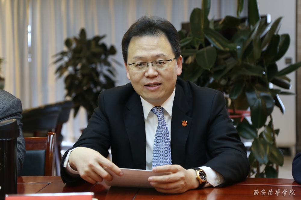 优美的校园环境表示赞叹,对姜波理事长痴心教育的办学热情表示敬佩