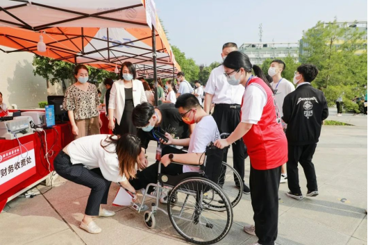 点击图片进入下一页