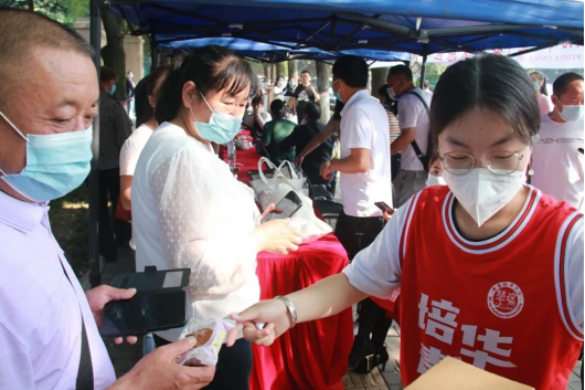 点击图片进入下一页